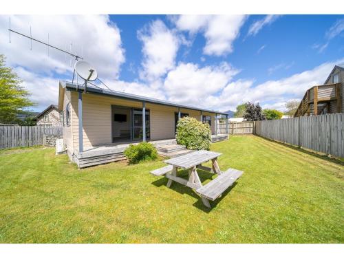 A szálláshely kívülről, Cosy Lakeside - Manapouri Holiday Home in Manapouri