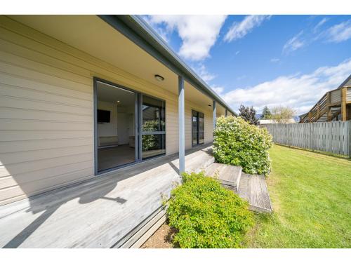 A szálláshely kívülről, Cosy Lakeside - Manapouri Holiday Home in Manapouri
