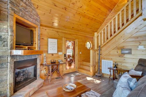 Hatcher Mtn Retreat Sevierville Cabin with Hot Tub! in Sevierville, USA