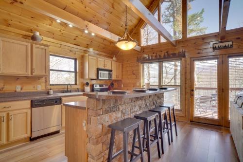 Hatcher Mtn Retreat Sevierville Cabin with Hot Tub! in Sevierville, USA