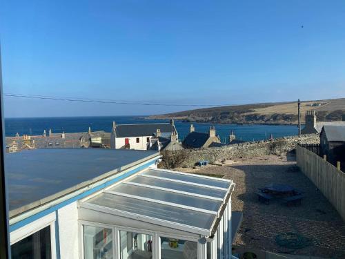 Сад, Number Forty Two, Portsoy - A 3 bedroom cottage with sea views in Портсой