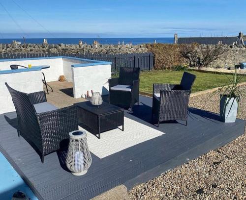 Сад, Number Forty Two, Portsoy - A 3 bedroom cottage with sea views in Портсой