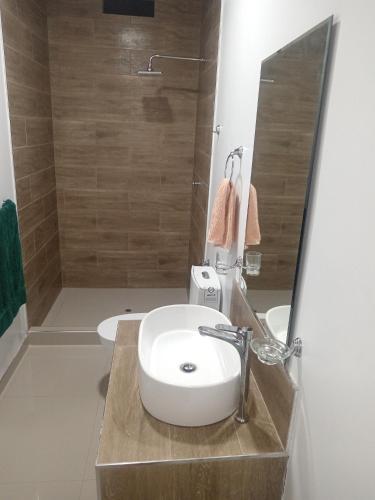 Badkamer, Alojamiento CASA LUNA near Coronel FAP Francisco Secada Vignetta International Airport