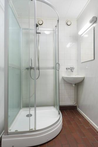 1-roms leiligheter med felles bad, stue og kjøkken in 斯泰恩謝爾市中心