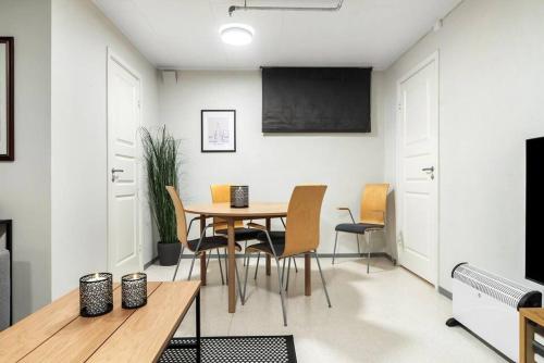 1-roms leiligheter med felles bad, stue og kjøkken in 斯泰恩謝爾市中心