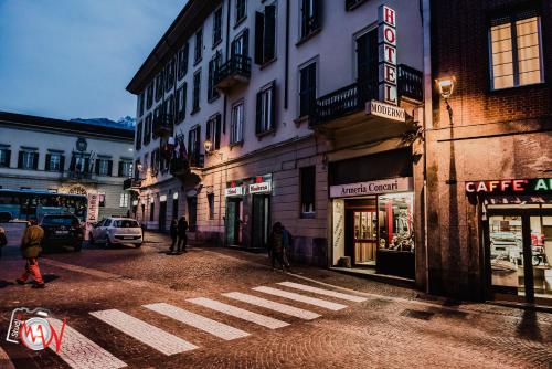 Dotări, Hotel Moderno in Lecco