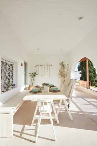 Létesítmények, Camara Athens Riviera Home in Ag. Marina (Kropia)