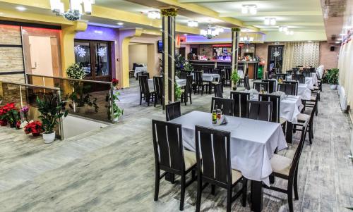 餐廳, Hotel Nikol in 下巴尼亞