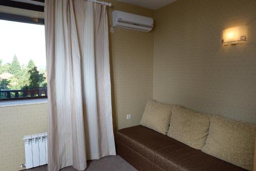 1 queen bed, 1 sofa bed
