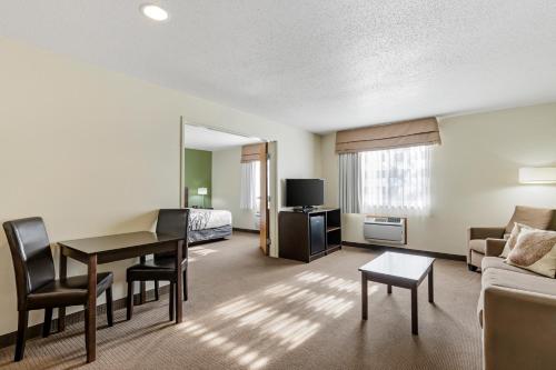 1 king bed, 1 twin bed