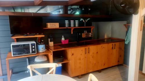 Kitchen, Kaz Lorada hebergement Jacuzzi massage in Berard