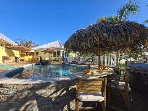 Brand New Tropical 2-bedroom Villa with Resort Amenities – khách sạn tại Harlem Heights