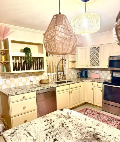 Brand New Tropical 2-bedroom Villa with Resort Amenities in Harlem Heights