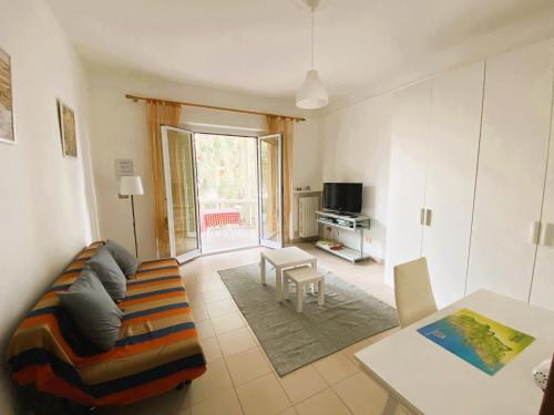 EUCALYPTI11 - Ampio alloggio ristrutturato con 3 camere, 2 bagni, terrazzo, balcone, Loano (zdjęcie 3)