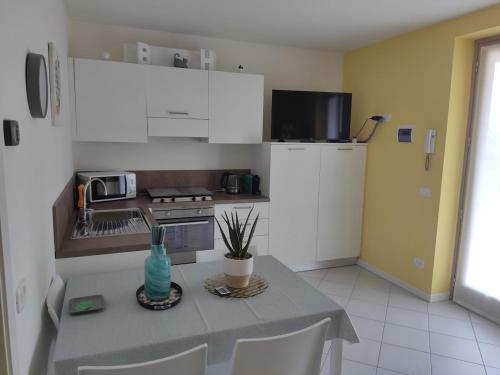 Iekārtas, HOST4U - BLONDIE Apartment with Pool & Beautiful View on Iseo Lake in Fonteno