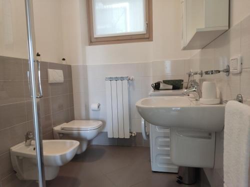 Vannas istaba, HOST4U - BLONDIE Apartment with Pool & Beautiful View on Iseo Lake in Fonteno