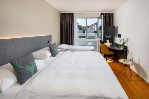 2 twin beds, 1 sofa bed