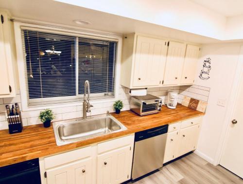 Large Estate 2 miles to strip with Pool, Las Vegas (fotografie 9)