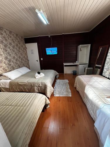 1 double bed, 2 twin beds