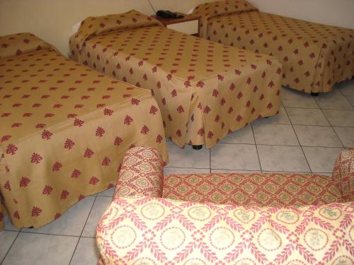 1 queen bed, 1 twin bed