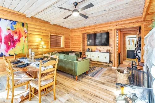 Walk to Golf, Lake: Twain Harte Cabin w/ Fireplace in Tvenharta (CA)