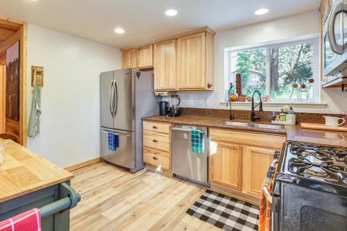 Walk to Golf, Lake: Twain Harte Cabin w/ Fireplace in Tvenharta (CA)