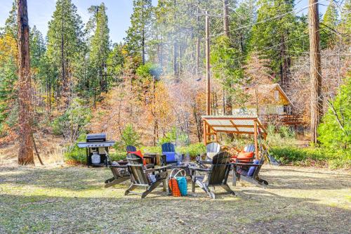 Walk to Golf, Lake: Twain Harte Cabin w/ Fireplace in Tvenharta (CA)
