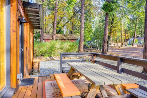 Walk to Golf, Lake: Twain Harte Cabin w/ Fireplace in Tvenharta (CA)