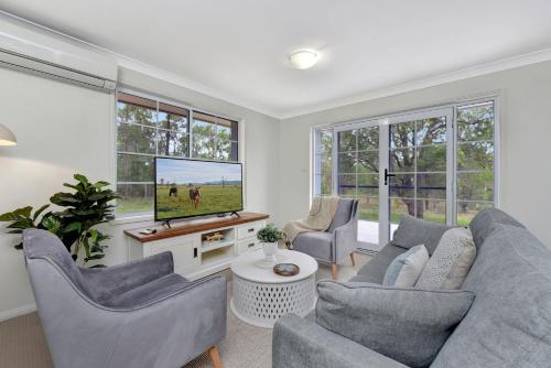 Evergreen Lodge Winery Retreat . Sleeps 8 Guests and 8 minutes to Wineries