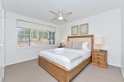 Evergreen Lodge Winery Retreat . Sleeps 8 Guests and 8 minutes to Wineries