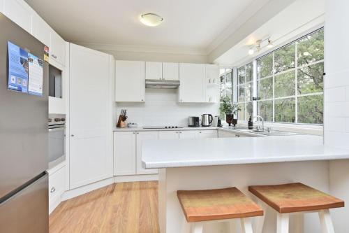 Evergreen Lodge Winery Retreat . Sleeps 8 Guests and 8 minutes to Wineries