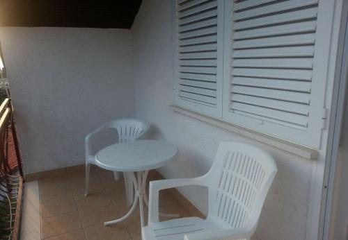 Apartment Vido - 150 m from beach - image 12