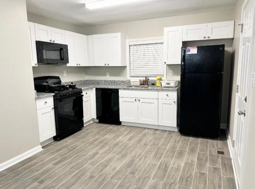 Queen Suite with Wifi Hot Tub Room Movie Theater Room4 in Forest Park, USA