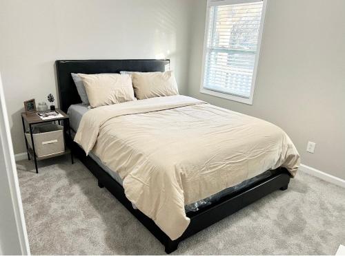 Queen Suite with Wifi Hot Tub Room Movie Theater Room4 in Forest Park, USA