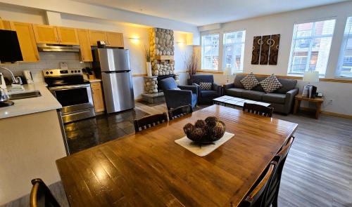 Three-Bedroom Suite with Spa Bath room in Sunset Resorts Canmore and Spa