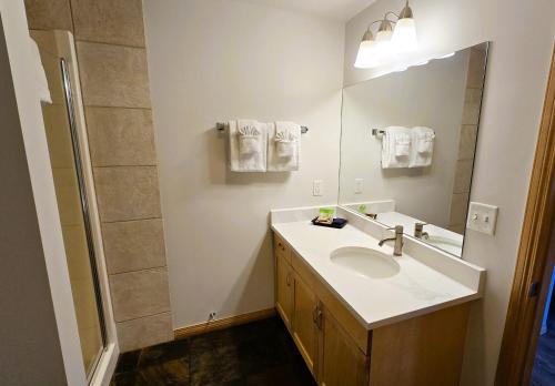 Three-Bedroom Suite with Spa Bath image 2