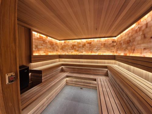 Sauna, Maxim Hotel - Auckland in Auckland