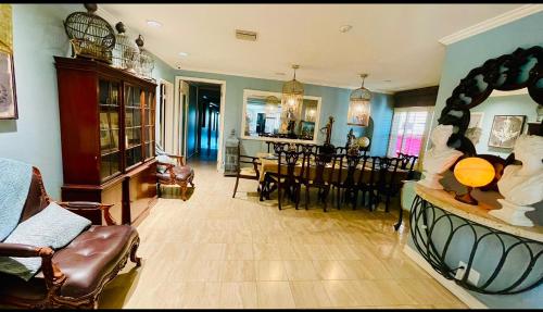 Private Room View Gated 2Acre Estate - Female Share Indoor - Men Share Outdoor - BB in Encino