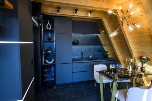 virtuve, Luxurious cabin for couples with hot tub lake view in Poružnica