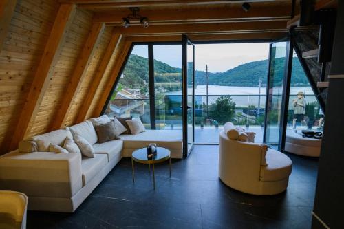 Skats, Luxurious cabin for couples with hot tub lake view in Poružnica
