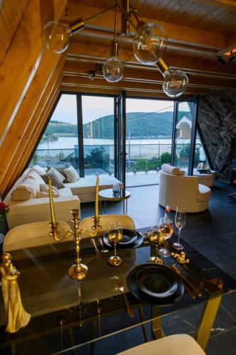 virtuve, Luxurious cabin for couples with hot tub lake view in Poružnica