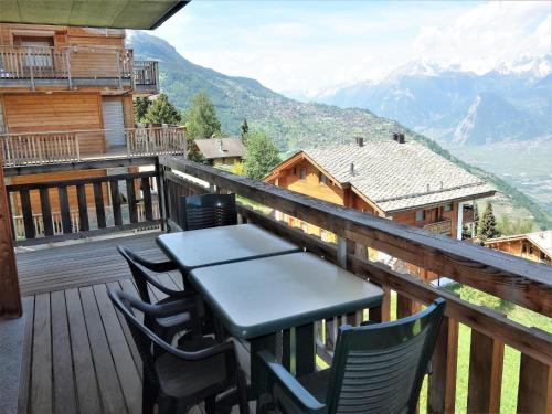 Balkons/terase, Traditional apartment with balcony in Veysonnaz