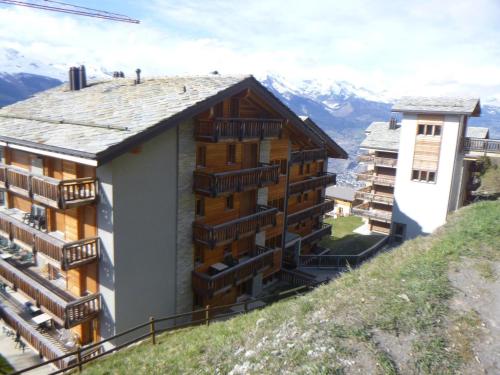 Viesnīcas āriene, Traditional apartment with balcony in Veysonnaz