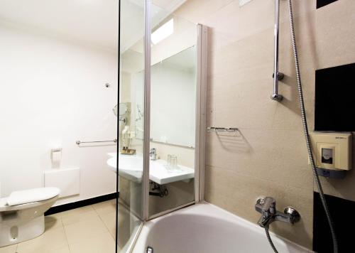 King Suite with Balcony image 9