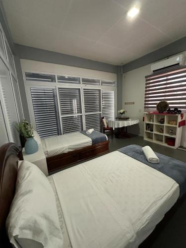 White House Cabin Cozy Retreat with Rustic Charm in Hermosa