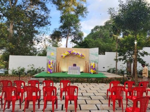 สภาพแวดล้อมโดยรอบ, Falls Regency in ปูวาร์