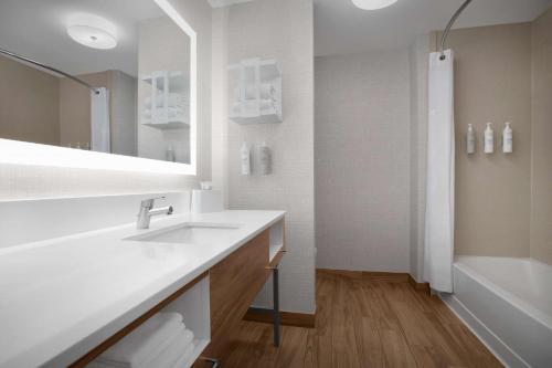 Hampton Inn Yorkville - image 23