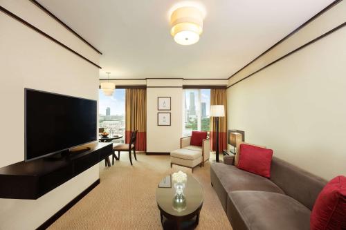 One-Bedroom Deluxe King Suite image 2