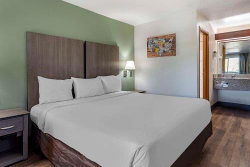 Econo Lodge Portland Airport - image 13
