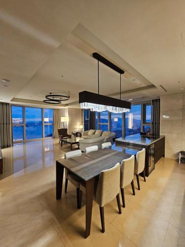 3B3B Luxury Beach Condo with Breathtaking Views, Pusan